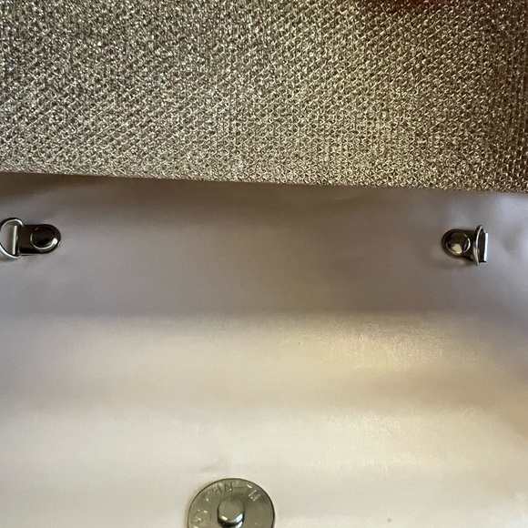 Beautiful Beaded Clutch with Gold and an additional Silver Chain. - Picture 6 of 12